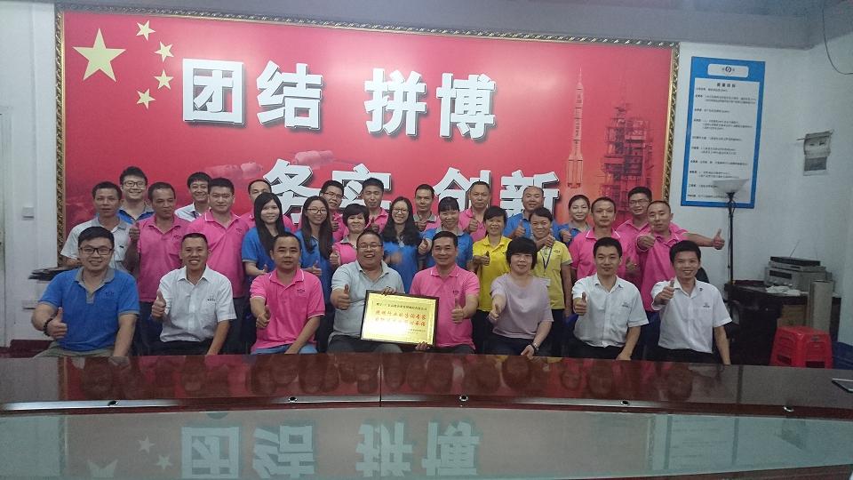 老板用感动的泪水 赠送“照明行业的咨询专家 目标达成的用心承诺”认同的牌匾